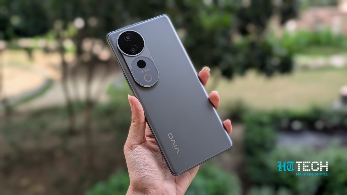 Vivo T3 Ultra: This is another performance-centric smartphone, which is perfect for your gaming sessions. The Vivo T3 Ultra is powered by a MediaTek Dimensity 9200+ processor coupled with up to 12GB RAM and 512GB storage. It is also backed by a 5500mAh battery that offers a lasting battery life even after long hours of gaming. Vivo T3 Ultra