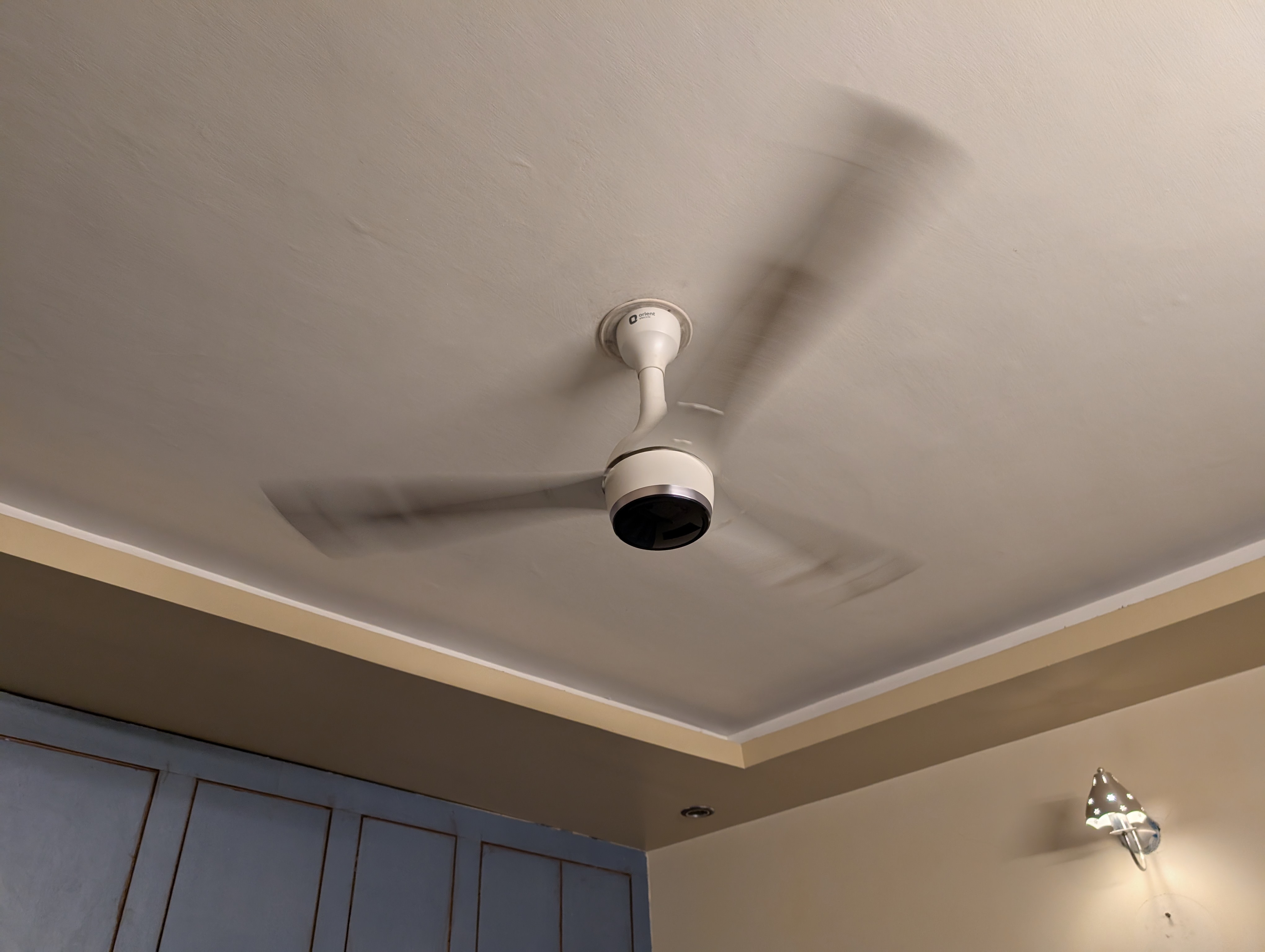 Orient Electric Aeon BLDC has a minimal design that would complement most home aesthetics. Orient Electric Aeon BLDC Review: A reliable, remote-controlled ceiling fan that's easy on your wallet