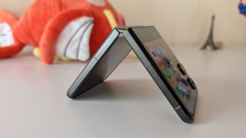 Infinix Zero Flip features a sturdy hinge.