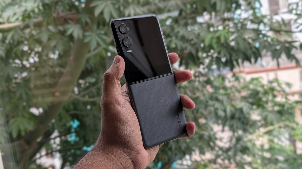Infinix Zero Flip in the Rock Black colourway.