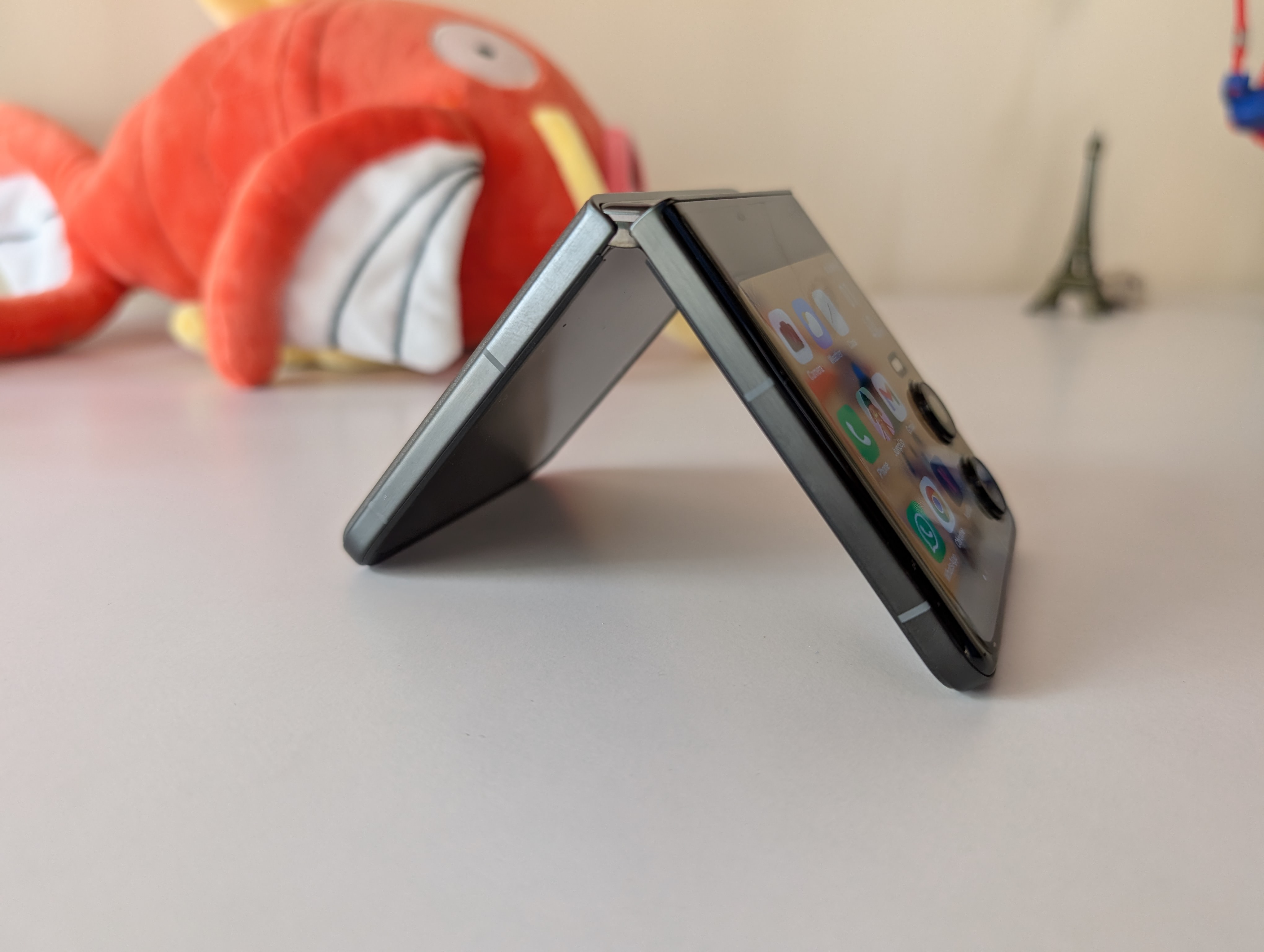 Infinix Zero Flip features a sturdy hinge. Infinix zero flip review