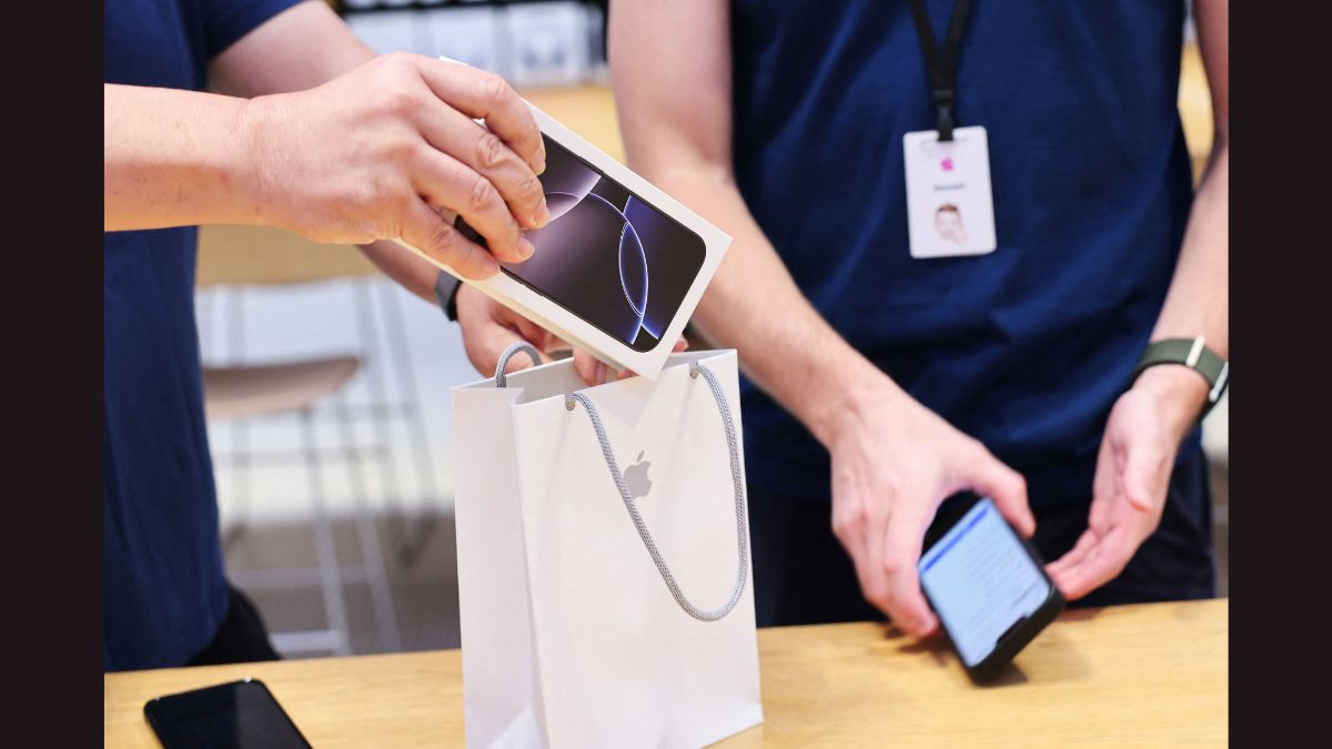 In-House Modem Development: The iPhone SE 4 is anticipated to introduce Apple's first in-house modem, codenamed Centauri. This development follows Apple's acquisition of Intel's modem business and aims to reduce reliance on Qualcomm's costly components. The new modem will also manage Wi-Fi, Bluetooth, and GPS functions. iPhone SE 4