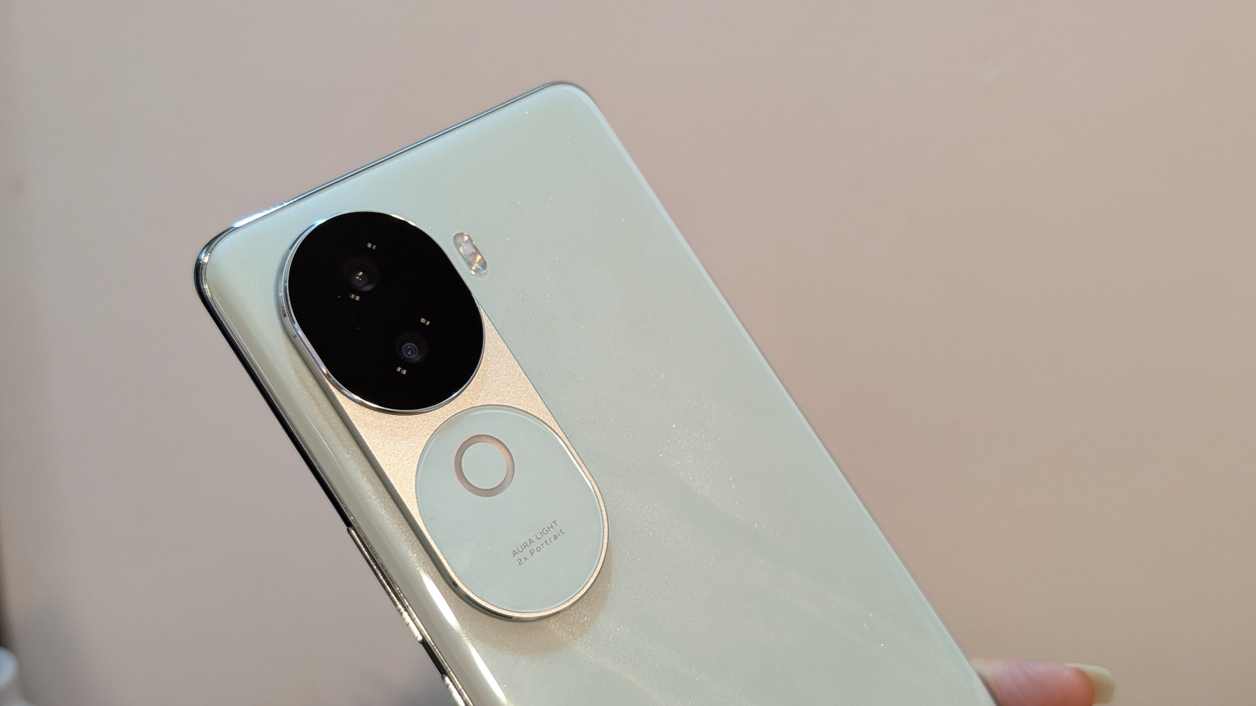 Vivo V40e comes with a dual camera setup and Aura light. Vivo V40e