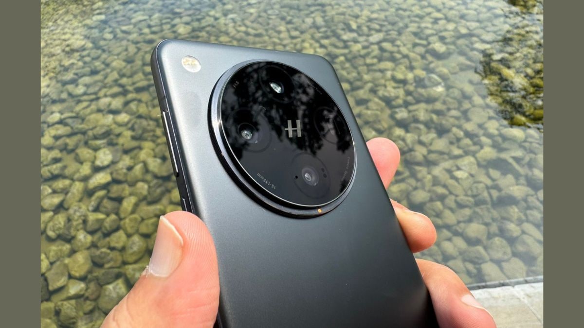 Oppo emphasizes the camera setup as one of the key features of the Find X8 series. The Find X8 Pro includes a quad-camera system with two telephoto sensors, providing advanced photographic capabilities for users. Oppo Find X8 and X8 Pro
