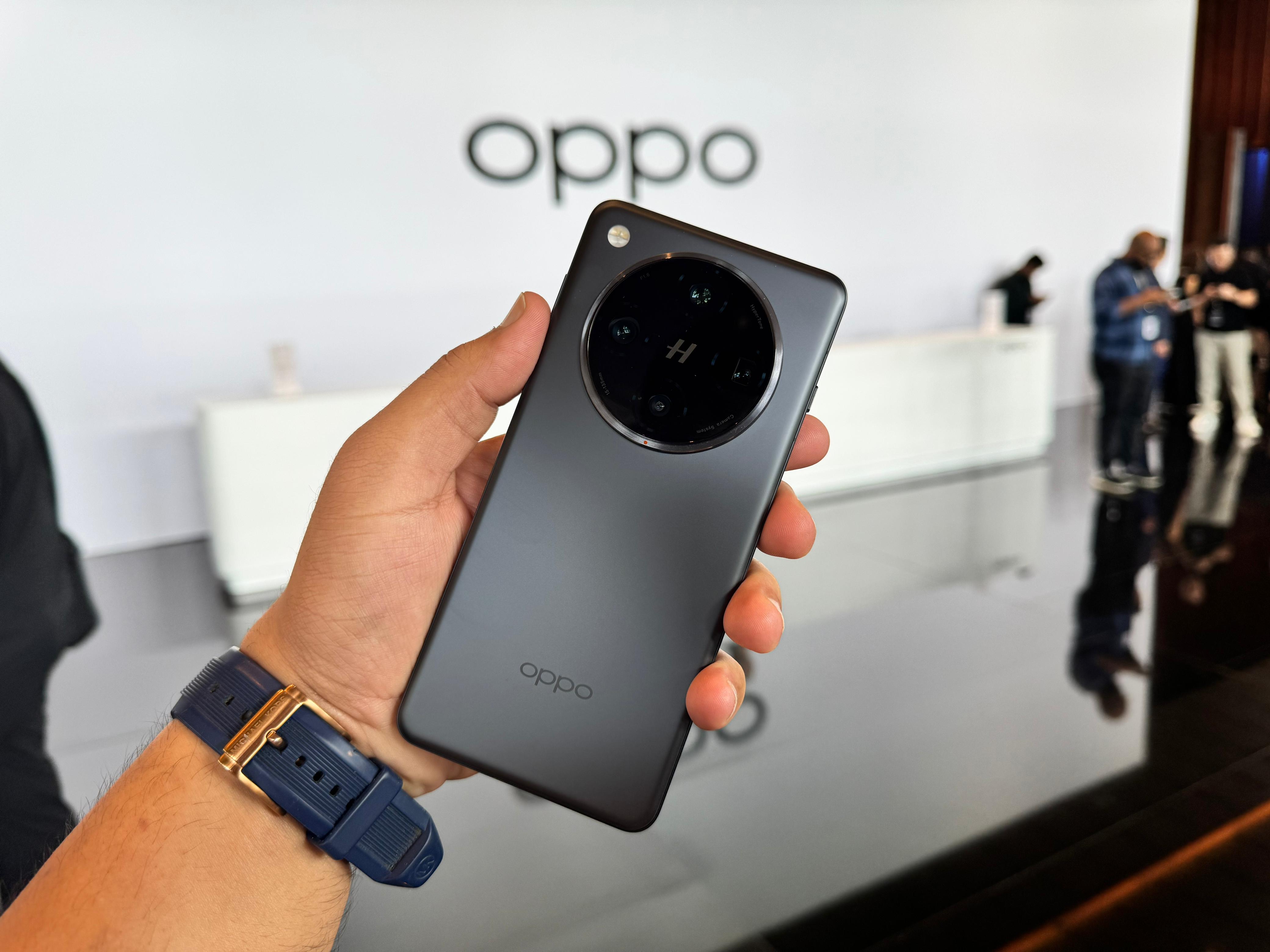 Oppo Find X8 Ultra: After the Oppo Find X8 and Oppo Find X8 Pro, the company is expected to launch the Ultra variant of the series with upgraded features, performance, and specifications. Reportedly, the Oppo Find X8 Ultra will be powered by the Snapdragon 8 Elite processor instead of a Dimensity 9400 Chip. Therefore, we can see a major performance boost along with new camera features. However, the Ultra variant may launch in China. OPPO Find X8
