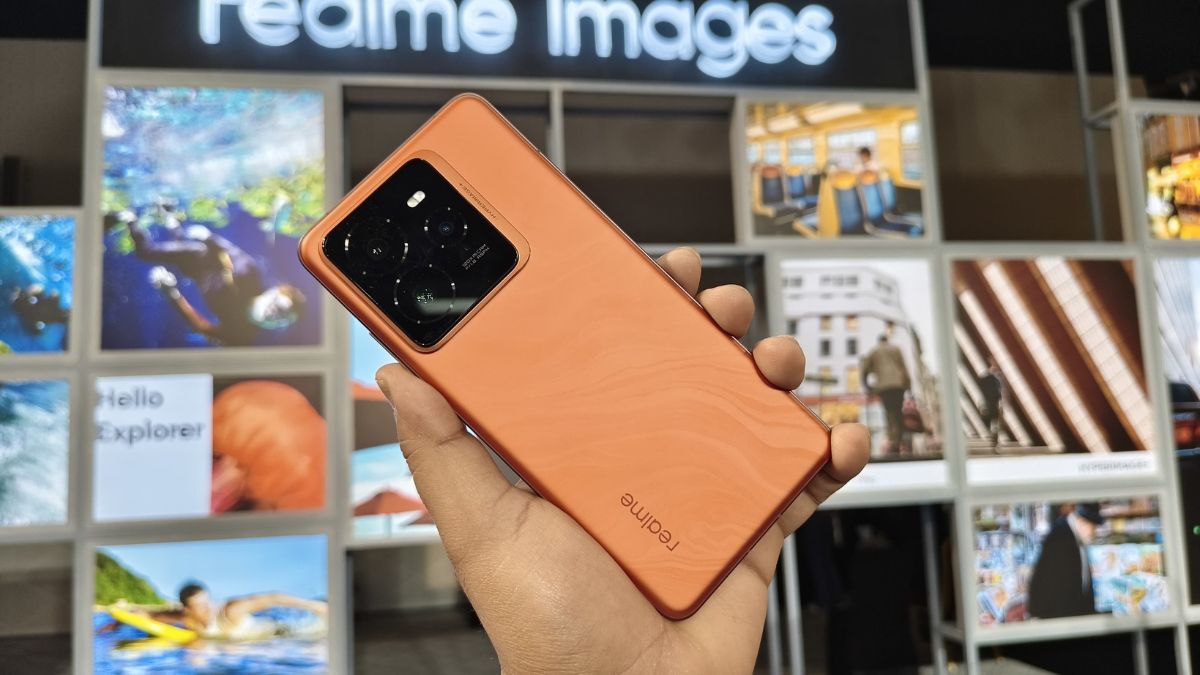 Camera: The Realme GT 7 Pro comes with a triple camera setup that features a 50MP main camera, an 8MP ultrawide camera, and a 50MP lens with 3x optical zoom. On the other hand, the Realme GT 6 features a 50MP main camera, an 8MP ultrawide camera, and a 50MP telephoto camera with 2x optical zoom. Realme GT 7 Pro