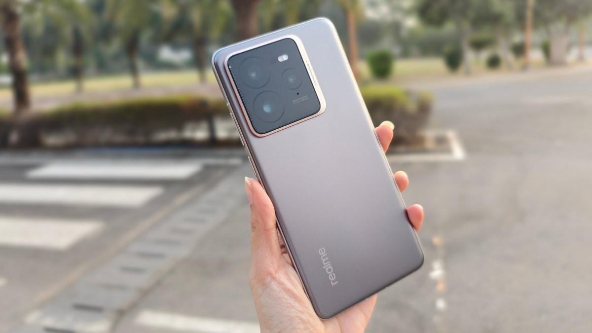 Realme GT 7 Pro: Another iPhone SE 4 alternative would be the newly launched Realme GT 7 Pro. It is a flagship smartphone which is powered by the Snapdragon 8 Elite processor, ensuring powerful performance. The smartphone has also received IP68 and IP69 rating for water and dust protection, making it durable as well. Therefore, it could be a great Android alternative. Realme GT 7 Pro