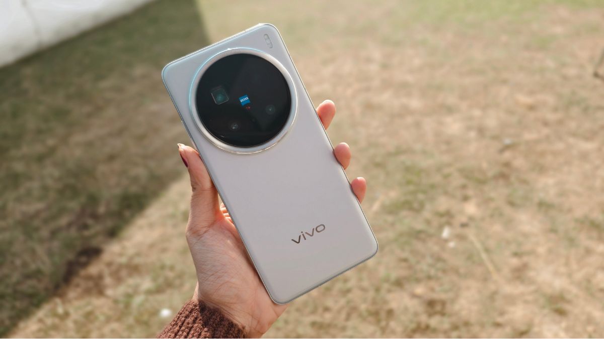 Performance and Battery: Powered by the MediaTek Dimensity 9400 chipset, the Vivo X200 Pro features advanced performance. It houses a 6,000mAh battery, offering extended usage. Vivo X200 Pro