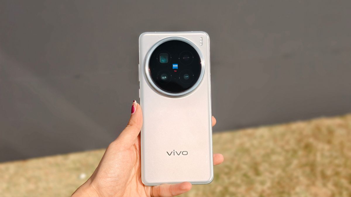 Price and Availability: The Vivo X200 Pro starts at Rs. 94,999 for the 16GB RAM and 512GB storage variant. Sales begin on December 19, 2024, via Amazon and other platforms. Vivo X200 Pro