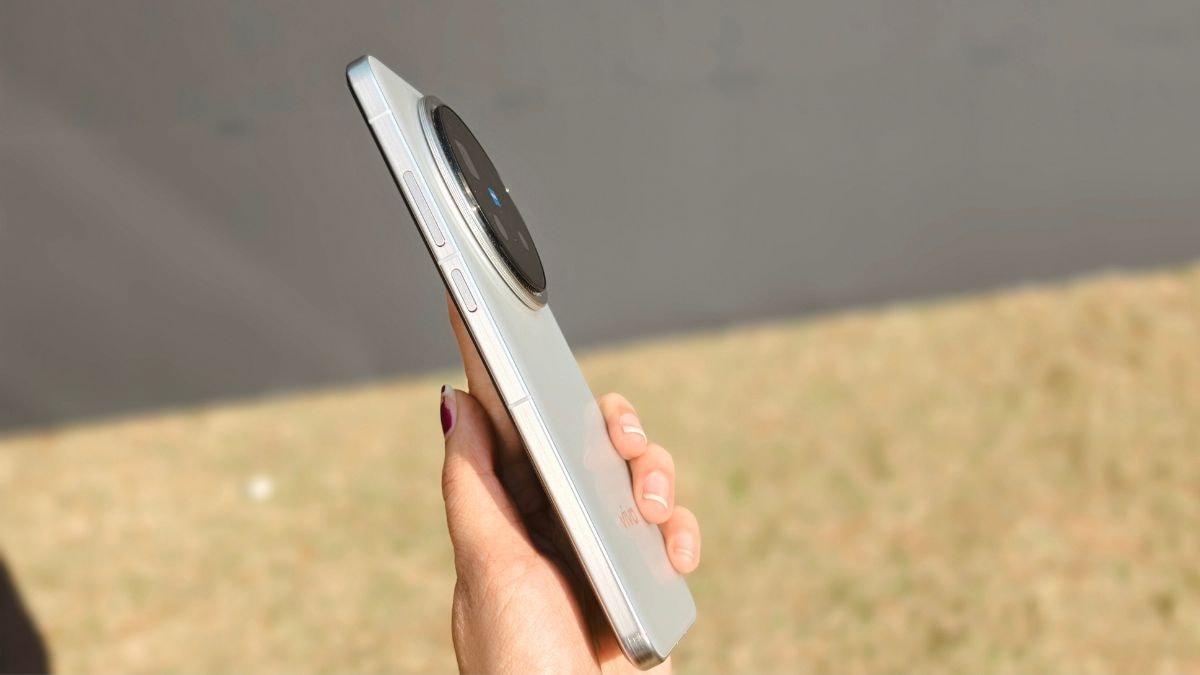 Launch Offers: HDFC Bank and select card users can avail of a 10 percent cashback on purchases. The X200 Pro is available in Titanium Grey and Cosmos Black. Vivo X200 Pro