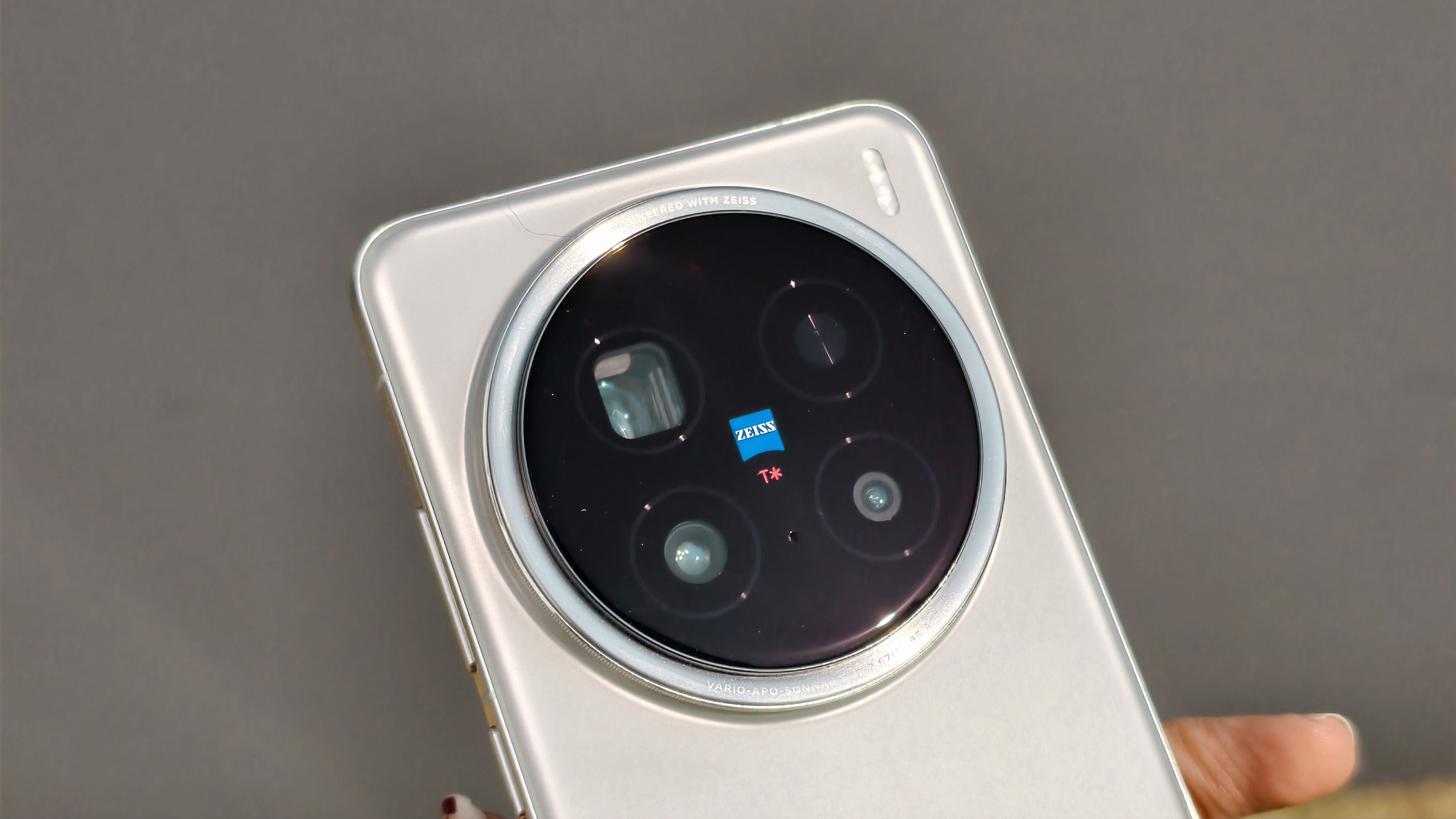 Vivo X200 Pro features the industry's first 200MP telephoto camera with ZEISS APO floating lens technology. Vivo X200 Pro
