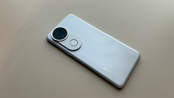 Vivo V50e comes with a massive 5600mAh battery, but with a slim design.