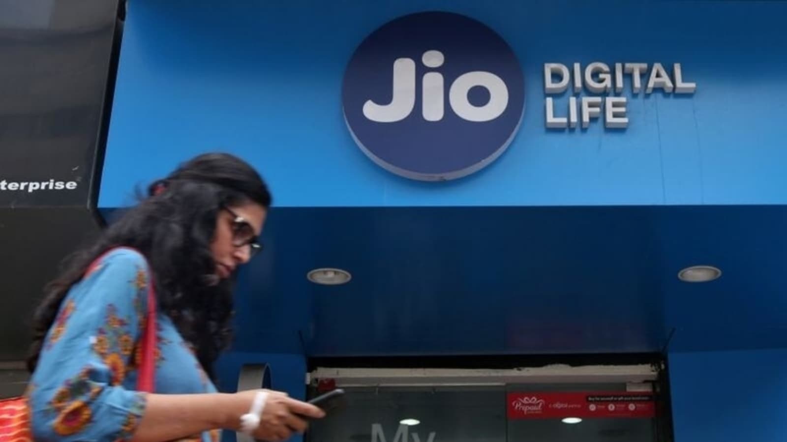 Jio down? Social media flooded with complaints amid massive network disruption