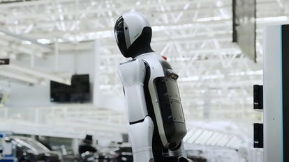 Walker S2’s battery swap skill keeps it running longer, a step forward for self-sustaining robots in demanding industries.