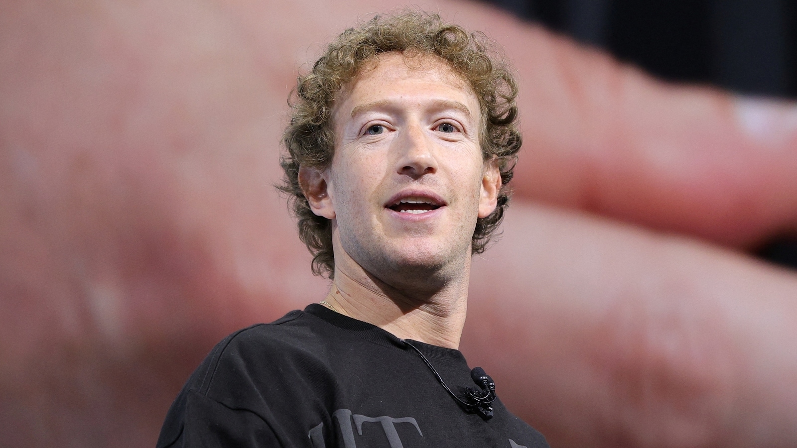 Meta'dan Zuckerberg, Metaverse çabaları için derin kesintiler planlıyor