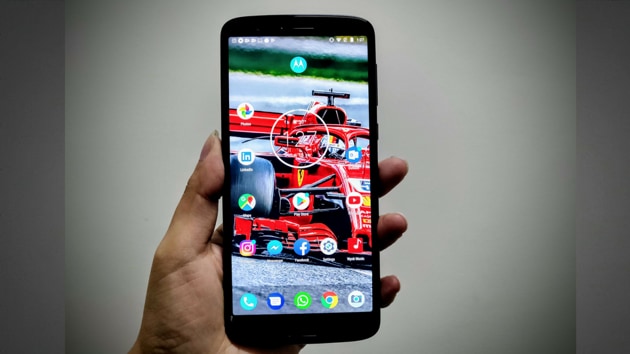 Moto G6 features a 5.7-inch Full HD+ display with 18:9 aspect ratio.