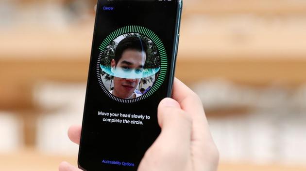 A customer sets up his iPhone X Face ID during its launch at the Apple store in Singapore November 3, 2017. REUTERS/Edgar Su