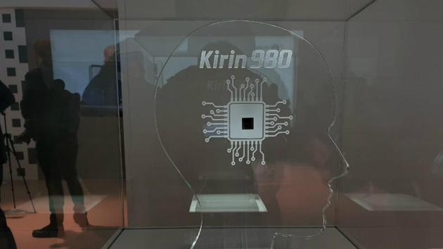 Huawei’s Kirin 980 chipset is said to house the world’s first modem to support LTE Cat.21 with a peak download speed of 1.4Gbps.