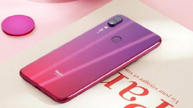 Xiaomi Redmi 7 with a new gradient colour design.