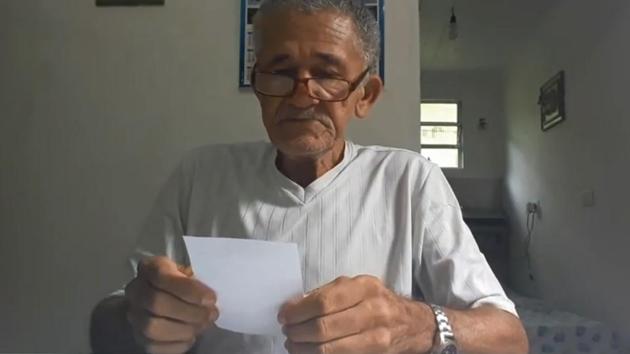 Nilson Izaias Papinho Oficial reads out a thank you note in his latest video.
