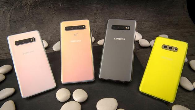Samsung Electronics Co. S10, from left, S10 5G, S10+ and S10e smartphones are arranged for a photograph ahead of the Samsung Unpacked product launch event in San Francisco, California, U.S., on Tuesday, Feb. 19, 2019. Samsung debuted its most extensive new lineup of smartphones, taking on Apple Inc. amid a slowing market with new low-end and premium models, 3-D cameras, an in-screen fingerprint scanner and faster 5G connectivity.