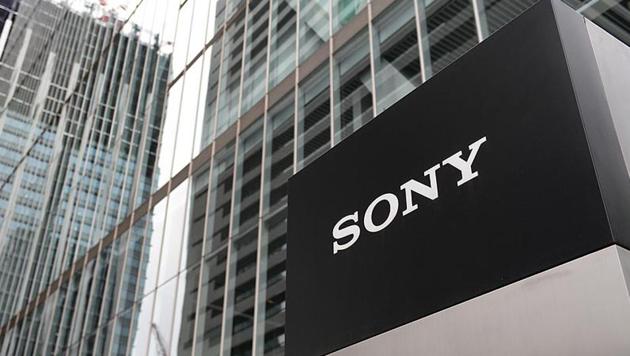 Sony is launching an Internet subscription television service that includes live feeds from major broadcast networks, mounting a challenge to the cable TV model.