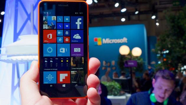 Microsoft Windows Phone will soon lose Facebook apps.