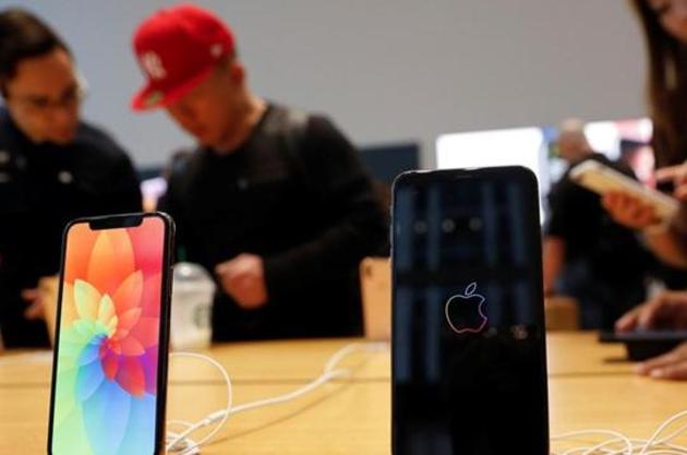 The Apple iPhone Xs Max and iPhone X are seen on display at the Apple Store in Manhattan, New York, U.S., September 21, 2018.