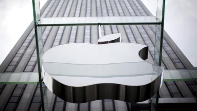 An Apple logo hangs above the entrance to the Apple store on 5th Avenue in the Manhattan borough of New York City, July 21, 2015. REUTERS/Mike Segar/File Photo