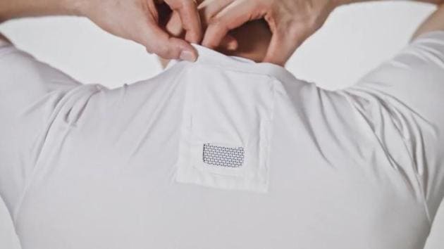 Sony Reon Pocket is a wearable air conditioner.