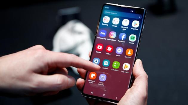 Samsung to launch a lighter version of Galaxy S10 soon.