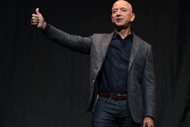 Amazon CEO Jeff Bezos has created a record with a new deal in Los Angeles when he bought the Warner Estate for $165 million (roughly  <span class='webrupee'>₹</span>1,178 crore), The Wall Street Journal reported.