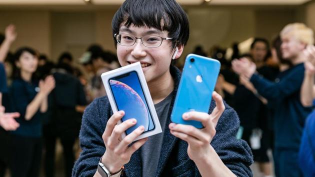 Buyer holding the iPhone XR.