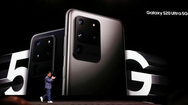 TM Roh, president and head of mobile communications business of Samsung Electronics, unveils the Galaxy S20 Ultra 5G smartphone during Samsung Galaxy Unpacked 2020 in San Francisco, California, U.S. February 11, 2020.