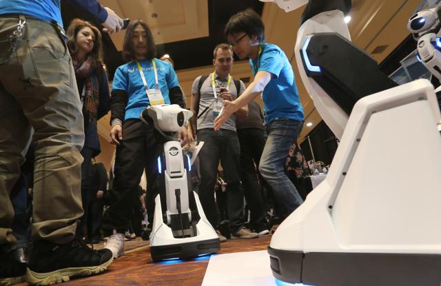 Tipcron is a controllable pet robot that finds its way with the help of cameras and projectors. 