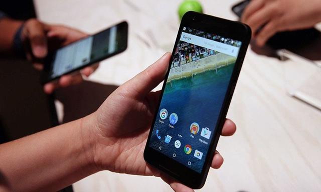 The Nexus 5X runs on Qualcomm's Snapdragon 808 hexa-core processor. It has 2GB RAM, 16GB internal storage - 32GB version is also available but the price on that hasn't come down so steeply The Nexus 5X runs on Qualcomm's Snapdragon 808 hexa-core processor. It has 2GB RAM, 16GB internal storage - 32GB version is also available but the price on that hasn't come down so steeply
