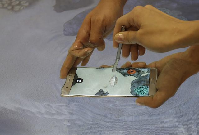 The Samsung Galaxy Note 7 smartphone can take a splash The Samsung Galaxy Note 7 smartphone can take a splash