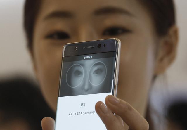 The Galaxy Note 7 smartphone is drawing attention worldwide with its iris-scanning feature that allows a user to unlock the smartphone in the blink of an eye The Galaxy Note 7 smartphone is drawing attention worldwide with its iris-scanning feature that allows a user to unlock the smartphone in the blink of an eye