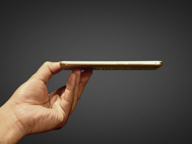 Xiaomi A1 is light and ultra slim. Xiaomi A1 is light and ultra slim.