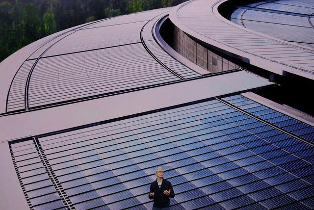 The 175-acre (70-hectare) Apple campus has a ring-shaped main building clad in giant panels of curved glass blends workspaces and parkland. The 175-acre (70-hectare) Apple campus has a ring-shaped main building clad in giant panels of curved glass blends workspaces and parkland.