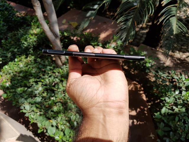 The Xperia XZ1 has unique positioning of antenna bands. The Xperia XZ1 has unique positioning of antenna bands.