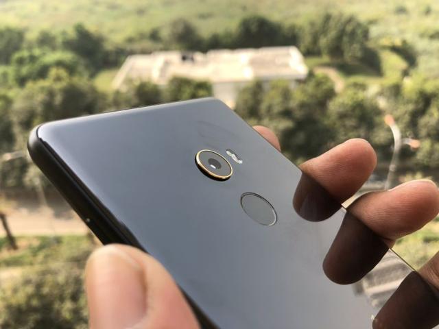 The Xiaomi Mi MIX 2 has a ceramic back panel. The Xiaomi Mi MIX 2 has a ceramic back panel.