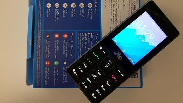 The Reliance JioPhone also supports a screen mirroring-like feature via JioPhone TV cable. The Reliance JioPhone also supports a screen mirroring-like feature via JioPhone TV cable.