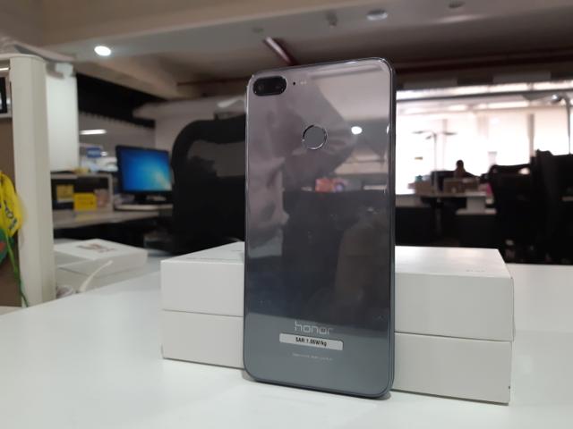 Honor 9 Lite has a glass back panel. Honor 9 Lite has a glass back panel.