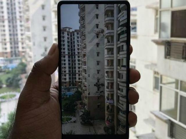 Xiaomi Mi MIX 2 features a bezel-less design with a 5.99-inch full HD+ edge-to-edge design. Xiaomi Mi MIX 2 features a bezel-less design with a 5.99-inch full HD+ edge-to-edge design.