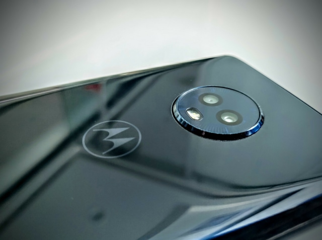 Moto G6 features a Corning Gorilla Glass body. Moto G6 features a Corning Gorilla Glass body.