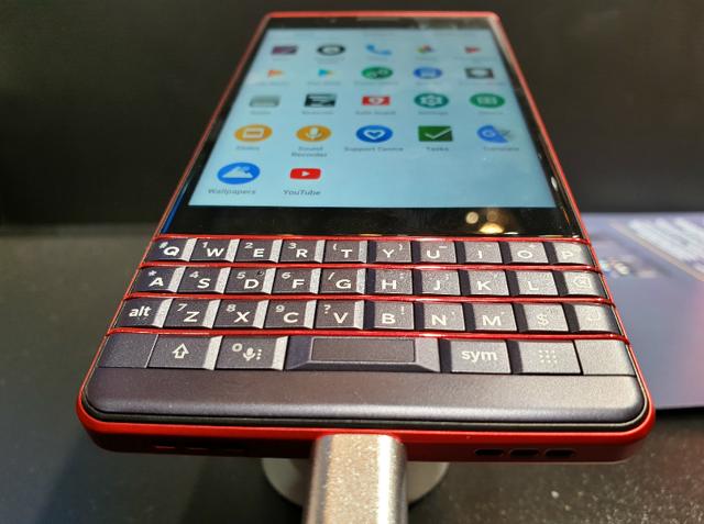 BlackBerry KEY2 LE features the same 4.5-inch IPS display with 1620 x 1080pixels resolution as the Key2.