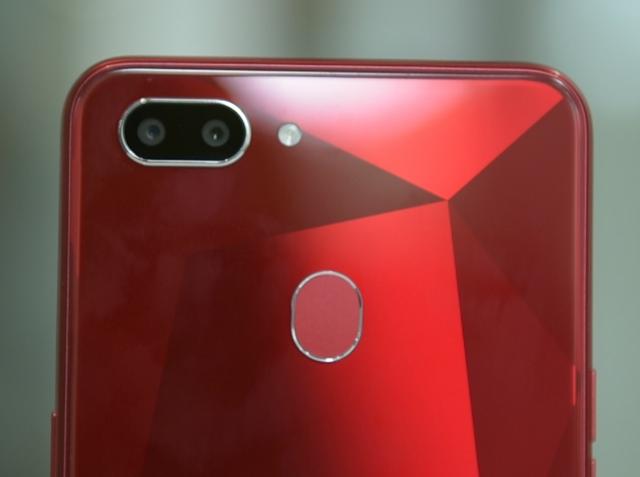 Realme 2 features a diamond cut design with a glossy back. Realme 2 features a diamond cut design with a glossy back.