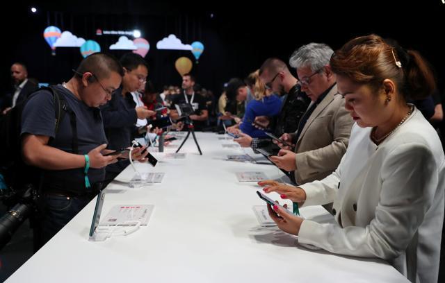 People look at display models of the Huawei Mate20 smartphone series at a launch event in London, Britain, October 16, 2018. People look at display models of the Huawei Mate20 smartphone series at a launch event in London, Britain, October 16, 2018.