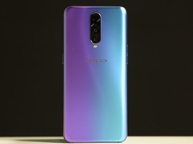 Oppo R17 Pro comes in two colour options of 'Radiant Mist' and 'Emerald Green'. Oppo R17 Pro comes in two colour options of 'Radiant Mist' and 'Emerald Green'.